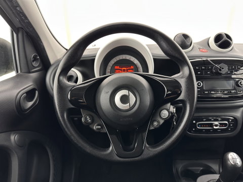 Smart Forfour 1.0 Essential Edition *AIRCO | CRUISE | COMFORTSEATS | RADIO-MP3*