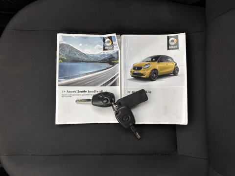 Smart Forfour 1.0 Essential Edition *AIRCO | CRUISE | COMFORTSEATS | RADIO-MP3*