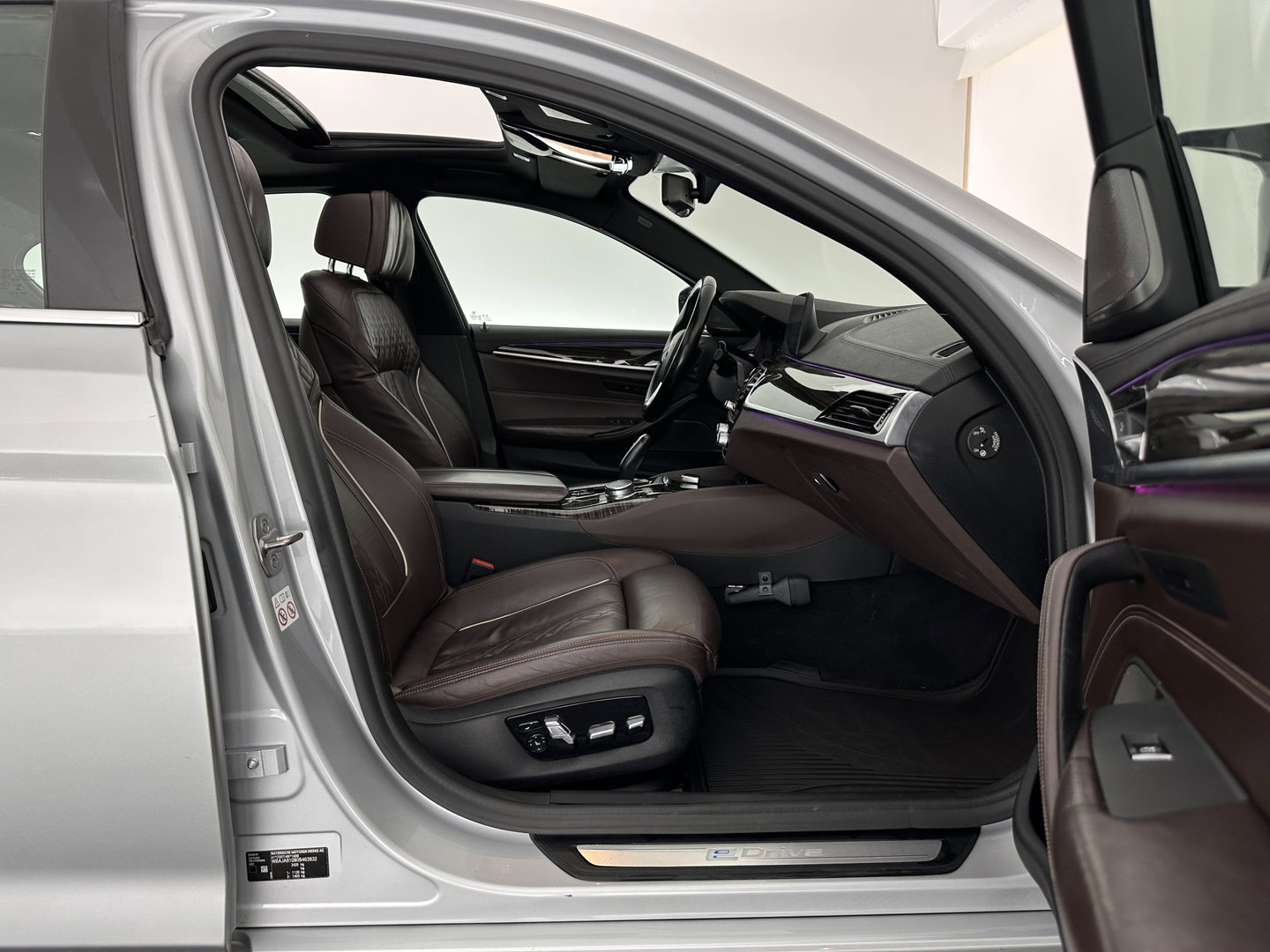 BMW 5 Serie 530e iPerformance High Executive (Plug-in) Aut.*PANO | LEATHER | FULL-LED | TOPVIEW | KEYLESS | HARMAN/KARDON | BLINDSPOT | MEMORY-PACK | HEATED-COMFORTSEATS | DIGI-COCKPIT | AMBIENTLIGHT | NAVI-FULLMAP | 20''ALU*
