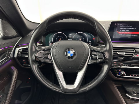 BMW 5 Serie 530e iPerformance High Executive (Plug-in) Aut.*PANO | LEATHER | FULL-LED | TOPVIEW | KEYLESS | HARMAN/KARDON | BLINDSPOT | MEMORY-PACK | HEATED-COMFORTSEATS | DIGI-COCKPIT | AMBIENTLIGHT | NAVI-FULLMAP | 20''ALU*
