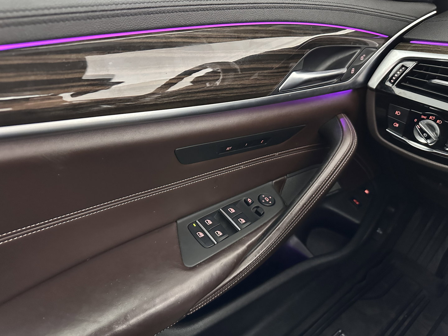 BMW 5 Serie 530e iPerformance High Executive (Plug-in) Aut.*PANO | LEATHER | FULL-LED | TOPVIEW | KEYLESS | HARMAN/KARDON | BLINDSPOT | MEMORY-PACK | HEATED-COMFORTSEATS | DIGI-COCKPIT | AMBIENTLIGHT | NAVI-FULLMAP | 20''ALU*