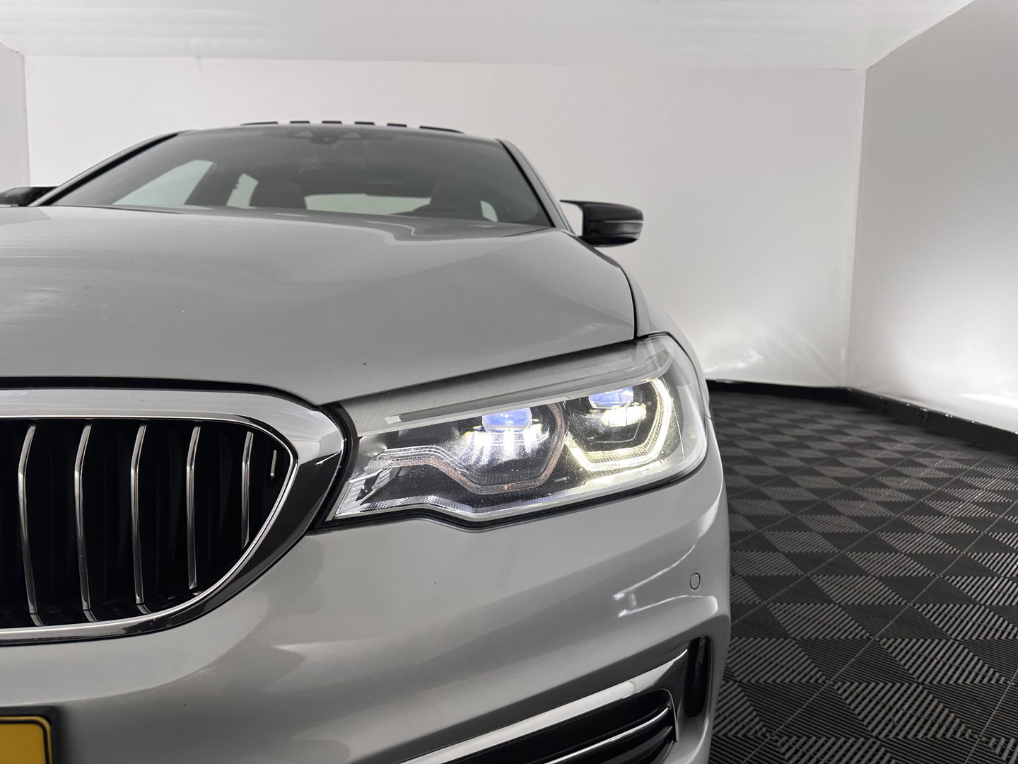 BMW 5 Serie 530e iPerformance High Executive (Plug-in) Aut.*PANO | LEATHER | FULL-LED | TOPVIEW | KEYLESS | HARMAN/KARDON | BLINDSPOT | MEMORY-PACK | HEATED-COMFORTSEATS | DIGI-COCKPIT | AMBIENTLIGHT | NAVI-FULLMAP | 20''ALU*