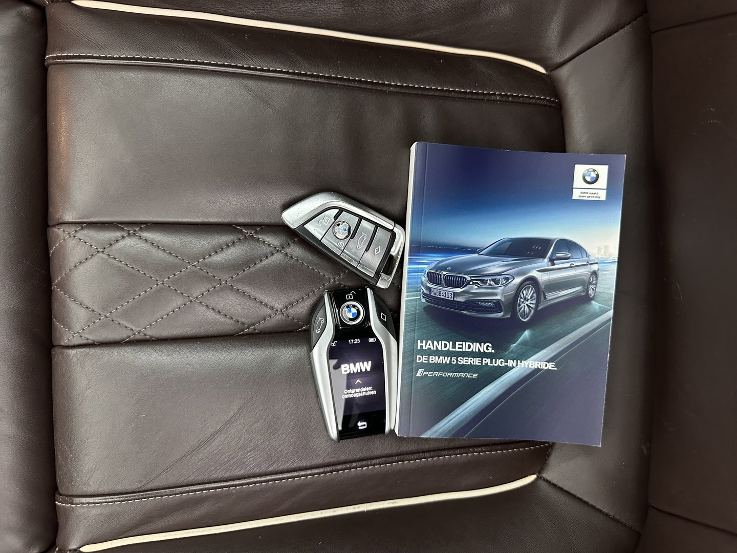BMW 5 Serie 530e iPerformance High Executive (Plug-in) Aut.*PANO | LEATHER | FULL-LED | TOPVIEW | KEYLESS | HARMAN/KARDON | BLINDSPOT | MEMORY-PACK | HEATED-COMFORTSEATS | DIGI-COCKPIT | AMBIENTLIGHT | NAVI-FULLMAP | 20''ALU*