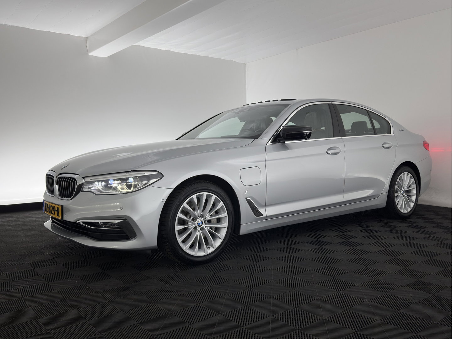 BMW 5 Serie 530e iPerformance High Executive (Plug-in) Aut.*PANO | LEATHER | FULL-LED | TOPVIEW | KEYLESS | HARMAN/KARDON | BLINDSPOT | MEMORY-PACK | HEATED-COMFORTSEATS | DIGI-COCKPIT | AMBIENTLIGHT | NAVI-FULLMAP | 20''ALU*