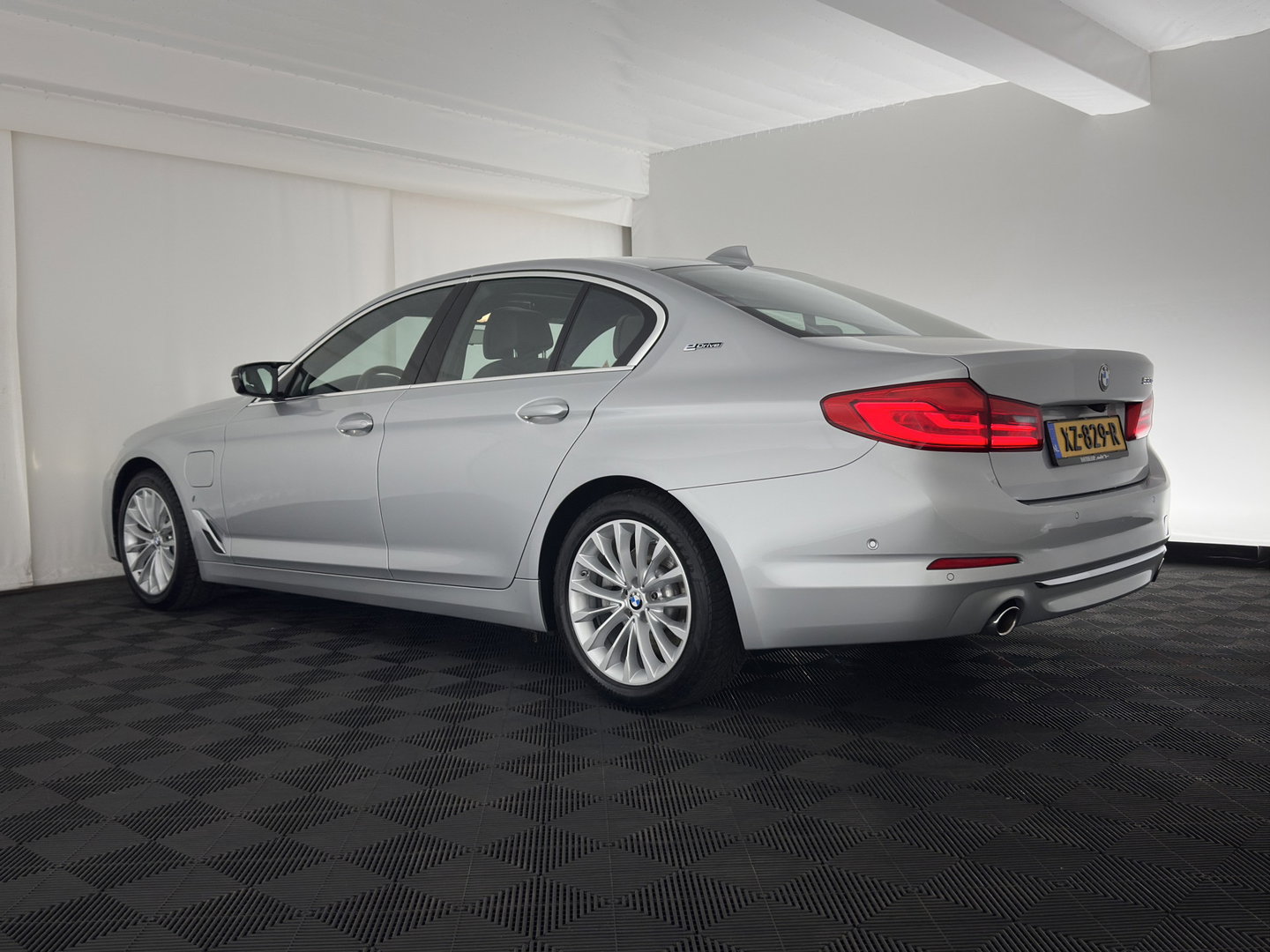 BMW 5 Serie 530e iPerformance High Executive (Plug-in) Aut.*PANO | LEATHER | FULL-LED | TOPVIEW | KEYLESS | HARMAN/KARDON | BLINDSPOT | MEMORY-PACK | HEATED-COMFORTSEATS | DIGI-COCKPIT | AMBIENTLIGHT | NAVI-FULLMAP | 20''ALU*