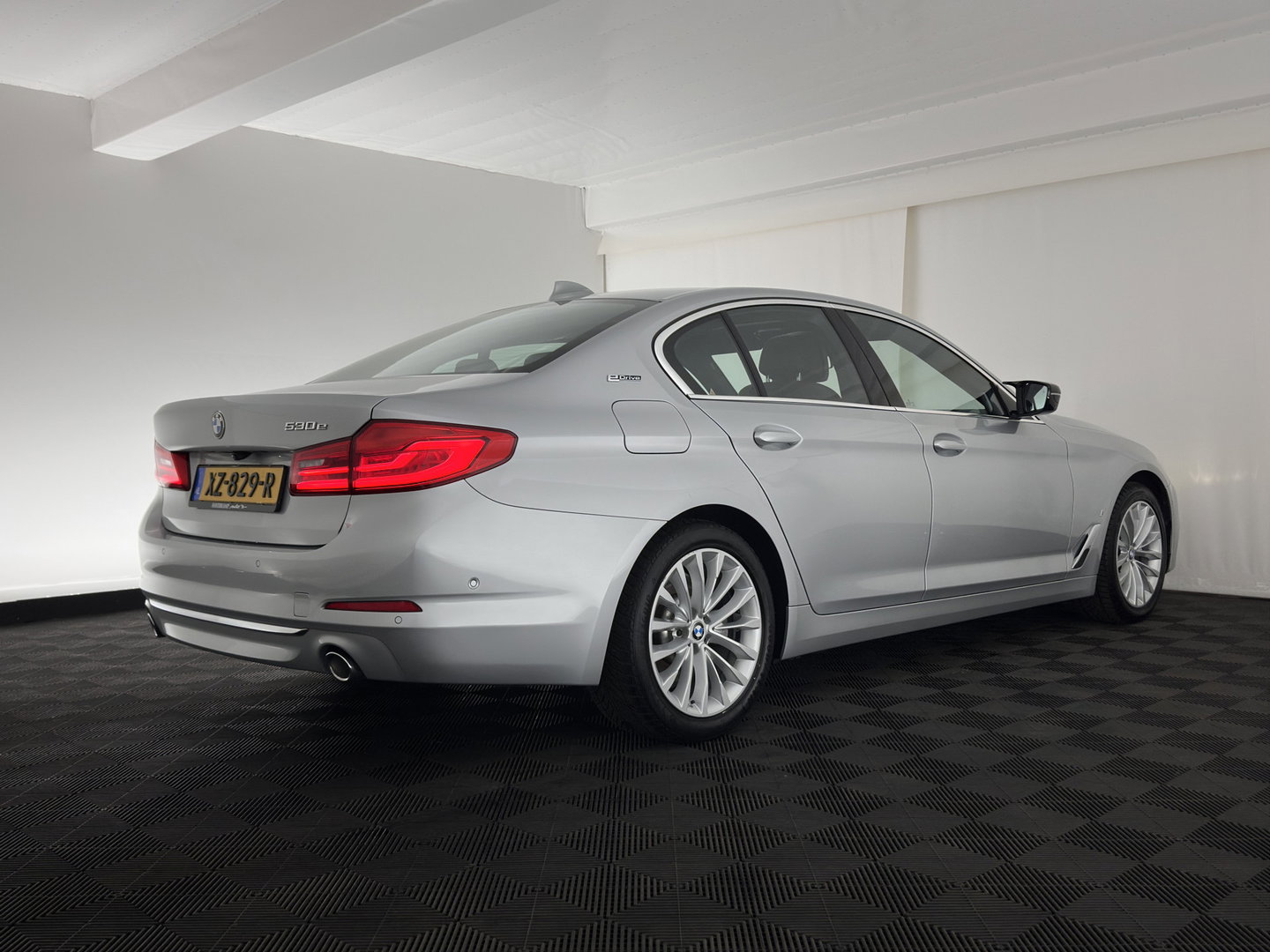 BMW 5 Serie 530e iPerformance High Executive (Plug-in) Aut.*PANO | LEATHER | FULL-LED | TOPVIEW | KEYLESS | HARMAN/KARDON | BLINDSPOT | MEMORY-PACK | HEATED-COMFORTSEATS | DIGI-COCKPIT | AMBIENTLIGHT | NAVI-FULLMAP | 20''ALU*