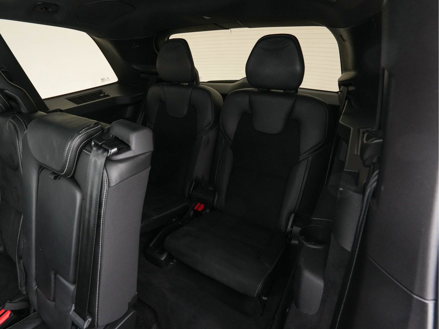 Volvo XC90 2.0 B5 AWD Inscription R-Design Intro Edition [7-Pers.] Aut. *PANO | LEATHER-ALCANTARA | FULL-LED | MEMORY-PACK | BOWERS&WILKINS | BLINDSPOT | KEYLESS | DIGI-COCKPIT | NAVI-FULLMAP | PRIVACYGLASS | HEATED-SPORTSEATS | TOWBAR | 20''ALU*