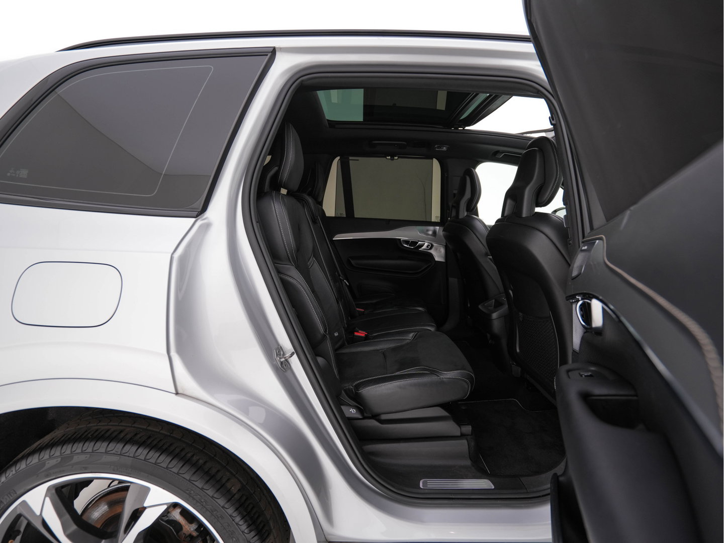 Volvo XC90 2.0 B5 AWD Inscription R-Design Intro Edition [7-Pers.] Aut. *PANO | LEATHER-ALCANTARA | FULL-LED | MEMORY-PACK | BOWERS&WILKINS | BLINDSPOT | KEYLESS | DIGI-COCKPIT | NAVI-FULLMAP | PRIVACYGLASS | HEATED-SPORTSEATS | TOWBAR | 20''ALU*