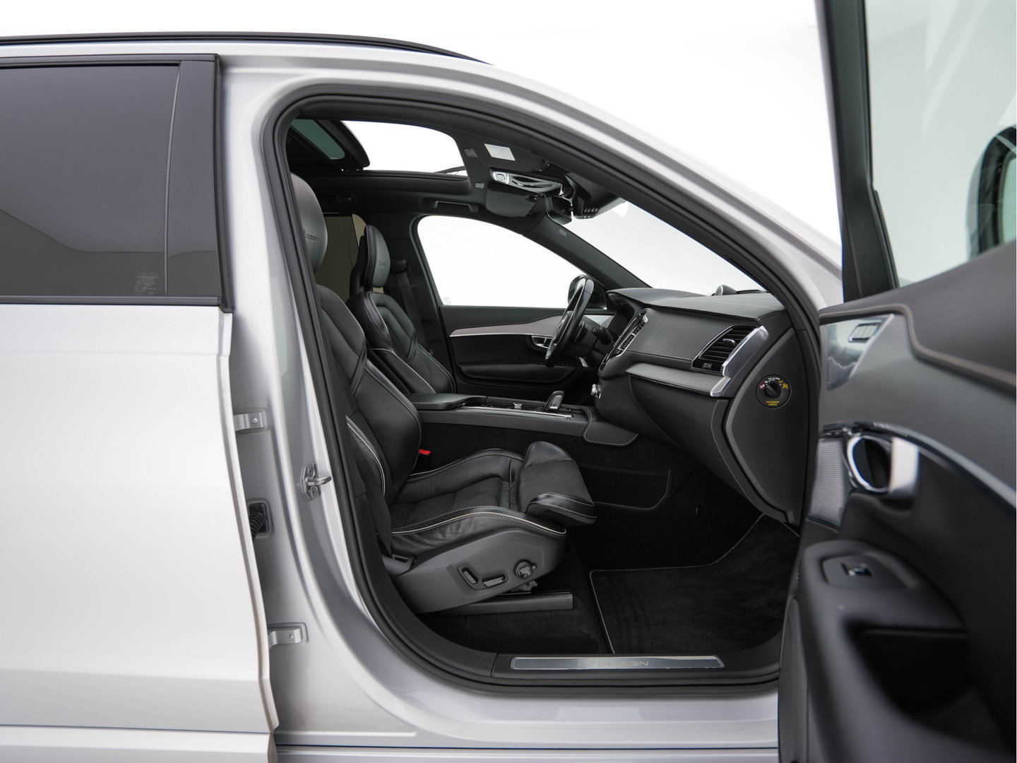 Volvo XC90 2.0 B5 AWD Inscription R-Design Intro Edition [7-Pers.] Aut. *PANO | LEATHER-ALCANTARA | FULL-LED | MEMORY-PACK | BOWERS&WILKINS | BLINDSPOT | KEYLESS | DIGI-COCKPIT | NAVI-FULLMAP | PRIVACYGLASS | HEATED-SPORTSEATS | TOWBAR | 20''ALU*
