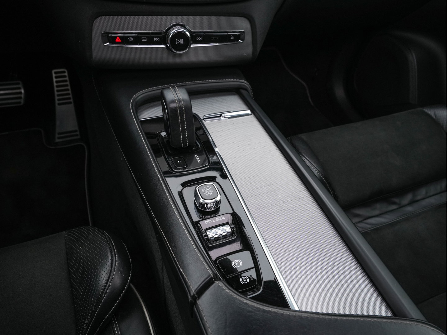 Volvo XC90 2.0 B5 AWD Inscription R-Design Intro Edition [7-Pers.] Aut. *PANO | LEATHER-ALCANTARA | FULL-LED | MEMORY-PACK | BOWERS&WILKINS | BLINDSPOT | KEYLESS | DIGI-COCKPIT | NAVI-FULLMAP | PRIVACYGLASS | HEATED-SPORTSEATS | TOWBAR | 20''ALU*