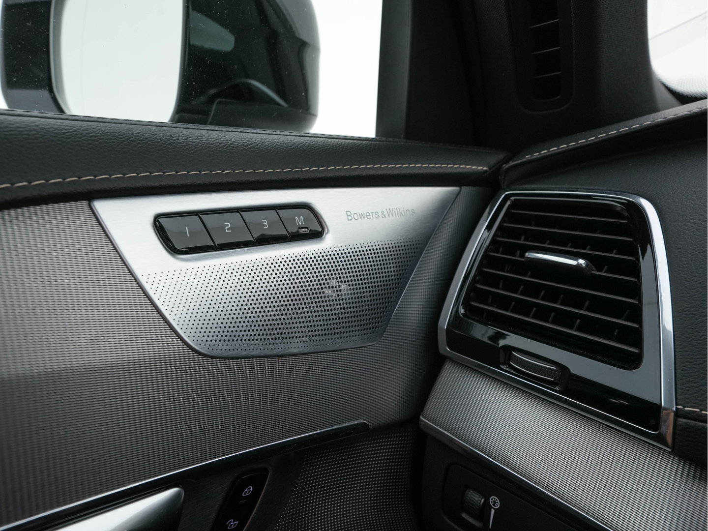 Volvo XC90 2.0 B5 AWD Inscription R-Design Intro Edition [7-Pers.] Aut. *PANO | LEATHER-ALCANTARA | FULL-LED | MEMORY-PACK | BOWERS&WILKINS | BLINDSPOT | KEYLESS | DIGI-COCKPIT | NAVI-FULLMAP | PRIVACYGLASS | HEATED-SPORTSEATS | TOWBAR | 20''ALU*