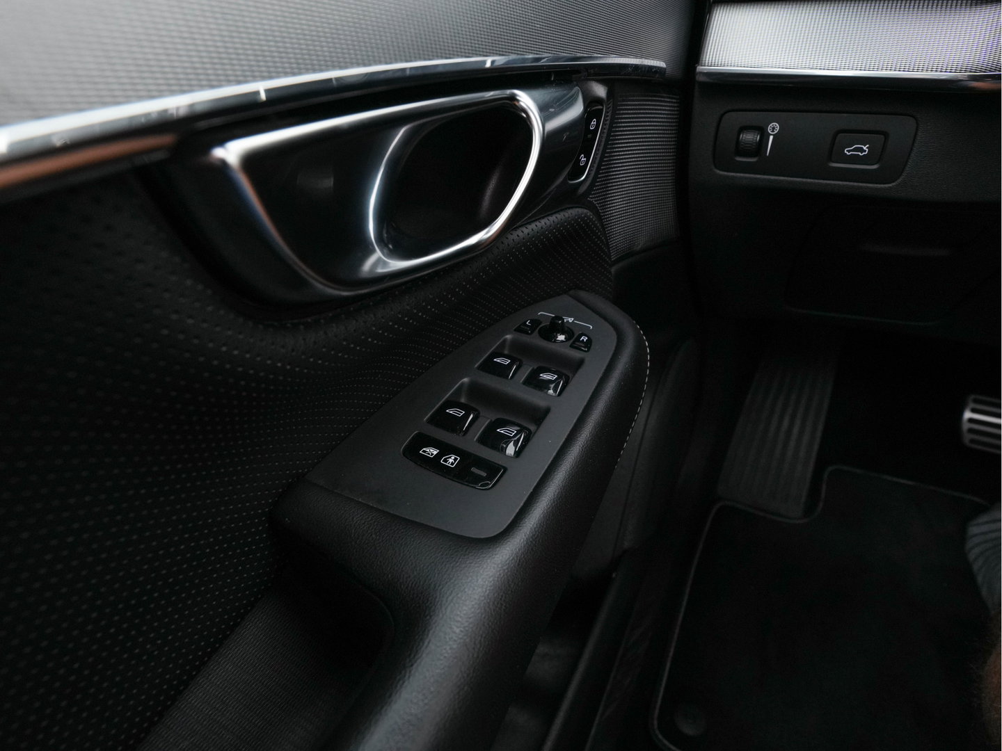 Volvo XC90 2.0 B5 AWD Inscription R-Design Intro Edition [7-Pers.] Aut. *PANO | LEATHER-ALCANTARA | FULL-LED | MEMORY-PACK | BOWERS&WILKINS | BLINDSPOT | KEYLESS | DIGI-COCKPIT | NAVI-FULLMAP | PRIVACYGLASS | HEATED-SPORTSEATS | TOWBAR | 20''ALU*