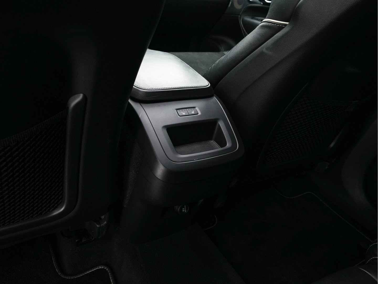 Volvo XC90 2.0 B5 AWD Inscription R-Design Intro Edition [7-Pers.] Aut. *PANO | LEATHER-ALCANTARA | FULL-LED | MEMORY-PACK | BOWERS&WILKINS | BLINDSPOT | KEYLESS | DIGI-COCKPIT | NAVI-FULLMAP | PRIVACYGLASS | HEATED-SPORTSEATS | TOWBAR | 20''ALU*