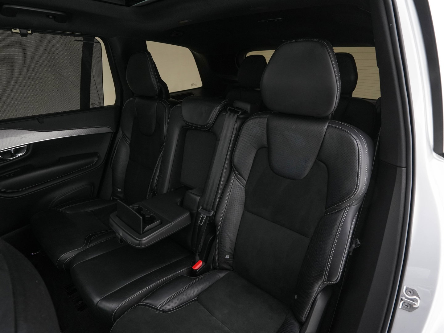 Volvo XC90 2.0 B5 AWD Inscription R-Design Intro Edition [7-Pers.] Aut. *PANO | LEATHER-ALCANTARA | FULL-LED | MEMORY-PACK | BOWERS&WILKINS | BLINDSPOT | KEYLESS | DIGI-COCKPIT | NAVI-FULLMAP | PRIVACYGLASS | HEATED-SPORTSEATS | TOWBAR | 20''ALU*