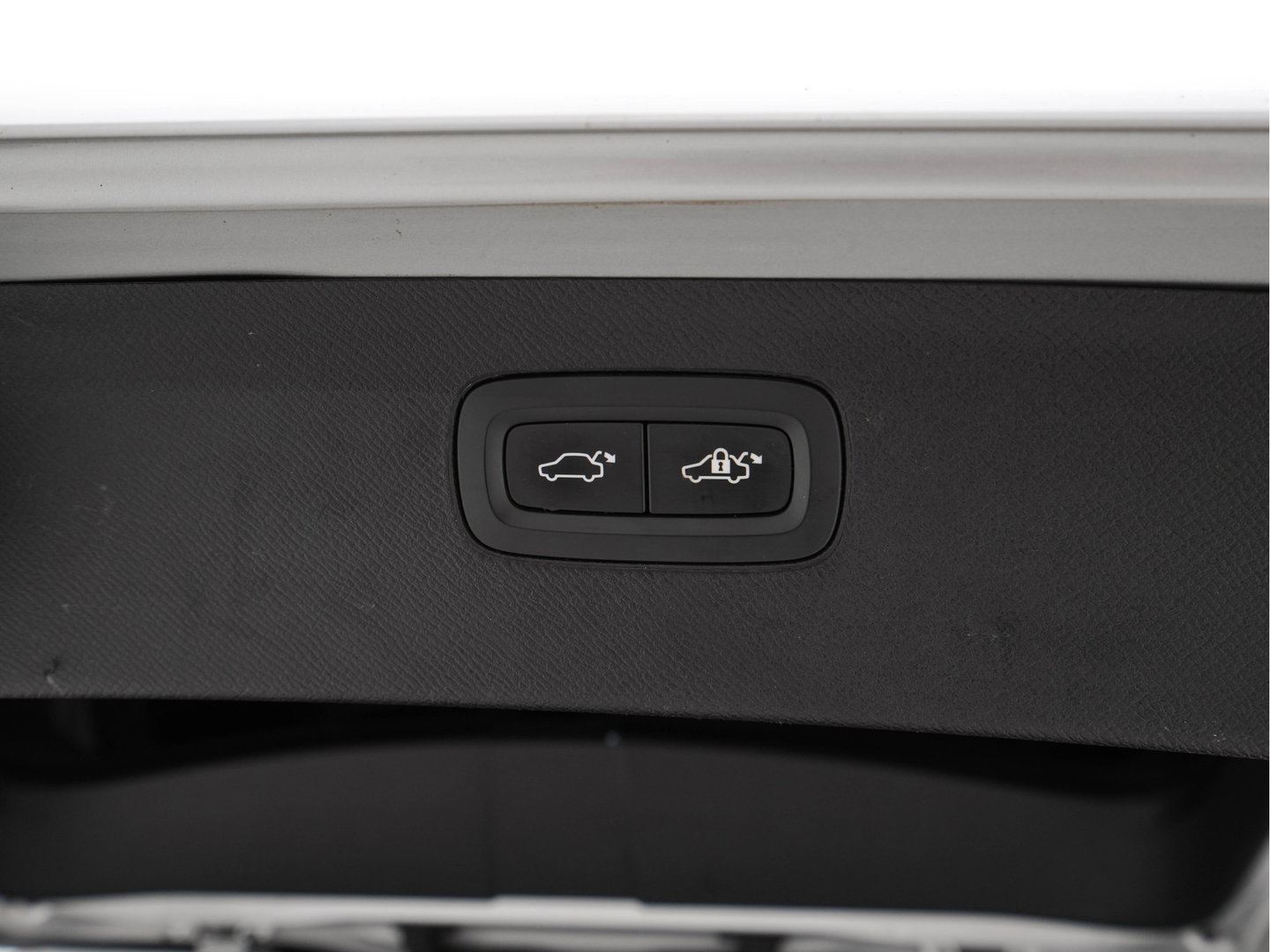 Volvo XC90 2.0 B5 AWD Inscription R-Design Intro Edition [7-Pers.] Aut. *PANO | LEATHER-ALCANTARA | FULL-LED | MEMORY-PACK | BOWERS&WILKINS | BLINDSPOT | KEYLESS | DIGI-COCKPIT | NAVI-FULLMAP | PRIVACYGLASS | HEATED-SPORTSEATS | TOWBAR | 20''ALU*
