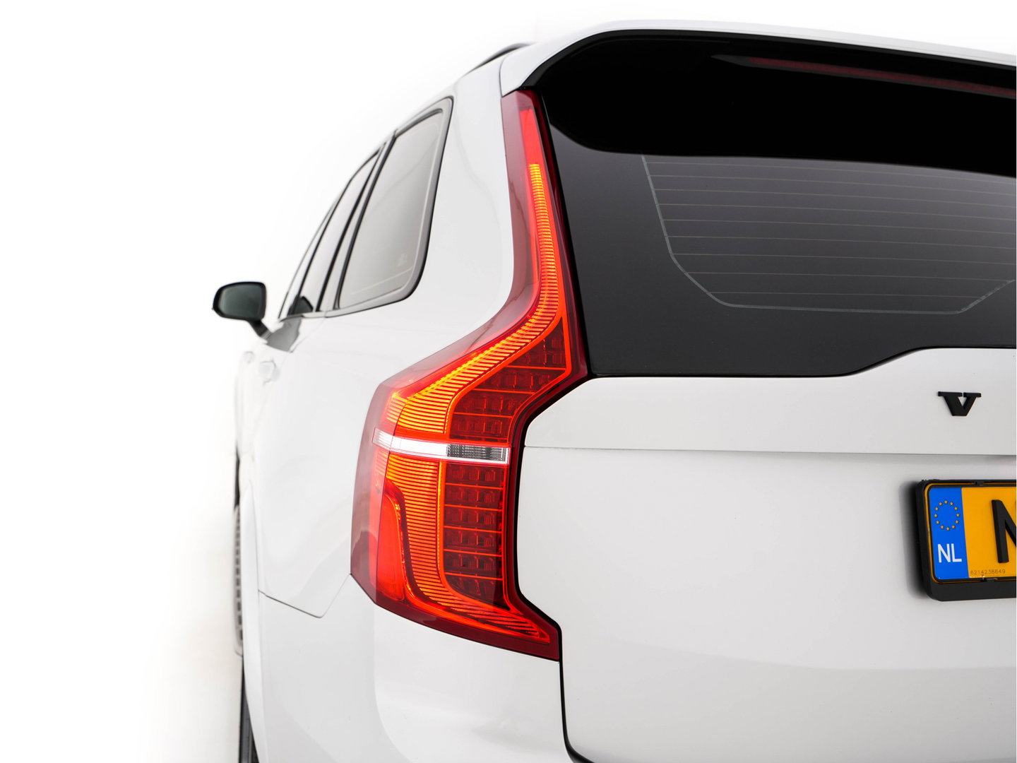 Volvo XC90 2.0 B5 AWD Inscription R-Design Intro Edition [7-Pers.] Aut. *PANO | LEATHER-ALCANTARA | FULL-LED | MEMORY-PACK | BOWERS&WILKINS | BLINDSPOT | KEYLESS | DIGI-COCKPIT | NAVI-FULLMAP | PRIVACYGLASS | HEATED-SPORTSEATS | TOWBAR | 20''ALU*