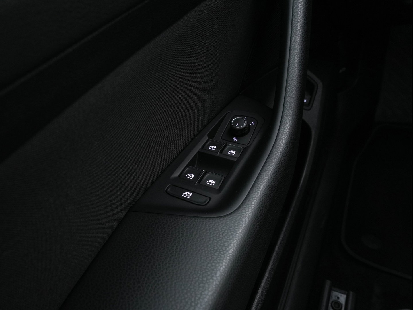Volkswagen Passat 1.4 TSI GTE Business (Plug-In) (INCL-BTW) Aut. *FULL-LED | DIGI-COCKPIT | ADAPTIVE-CRUISE | NAVI-FULLMAP | KEYLESS | DAB+ | COMFORT-SEATS | SHIFTPADDLES | PRIVACY-GLASS | PDC | CAMERA | CARPLAY | 17''ALU*