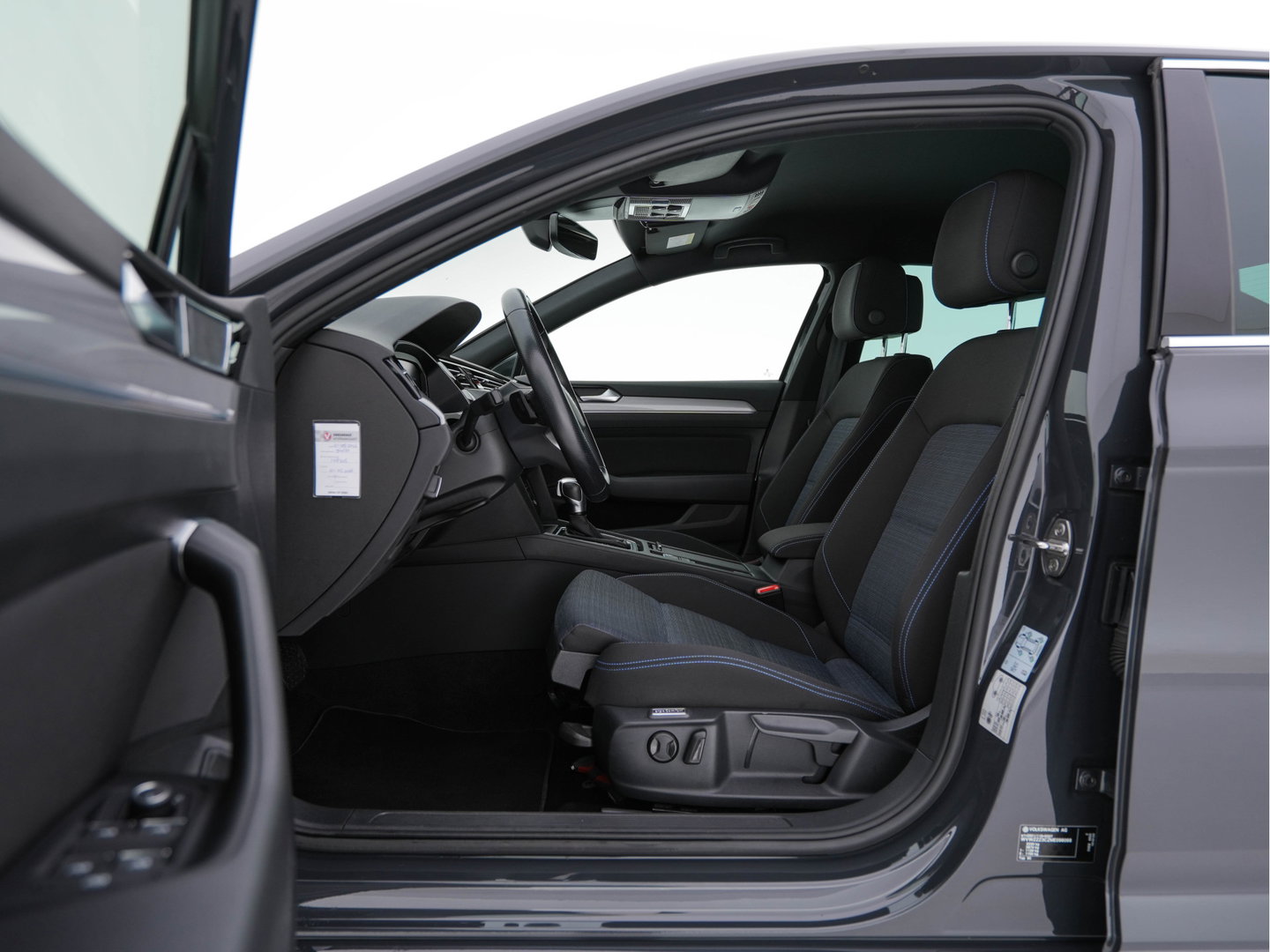 Volkswagen Passat 1.4 TSI GTE Business (Plug-In) (INCL-BTW) Aut. *FULL-LED | DIGI-COCKPIT | ADAPTIVE-CRUISE | NAVI-FULLMAP | KEYLESS | DAB+ | COMFORT-SEATS | SHIFTPADDLES | PRIVACY-GLASS | PDC | CAMERA | CARPLAY | 17''ALU*