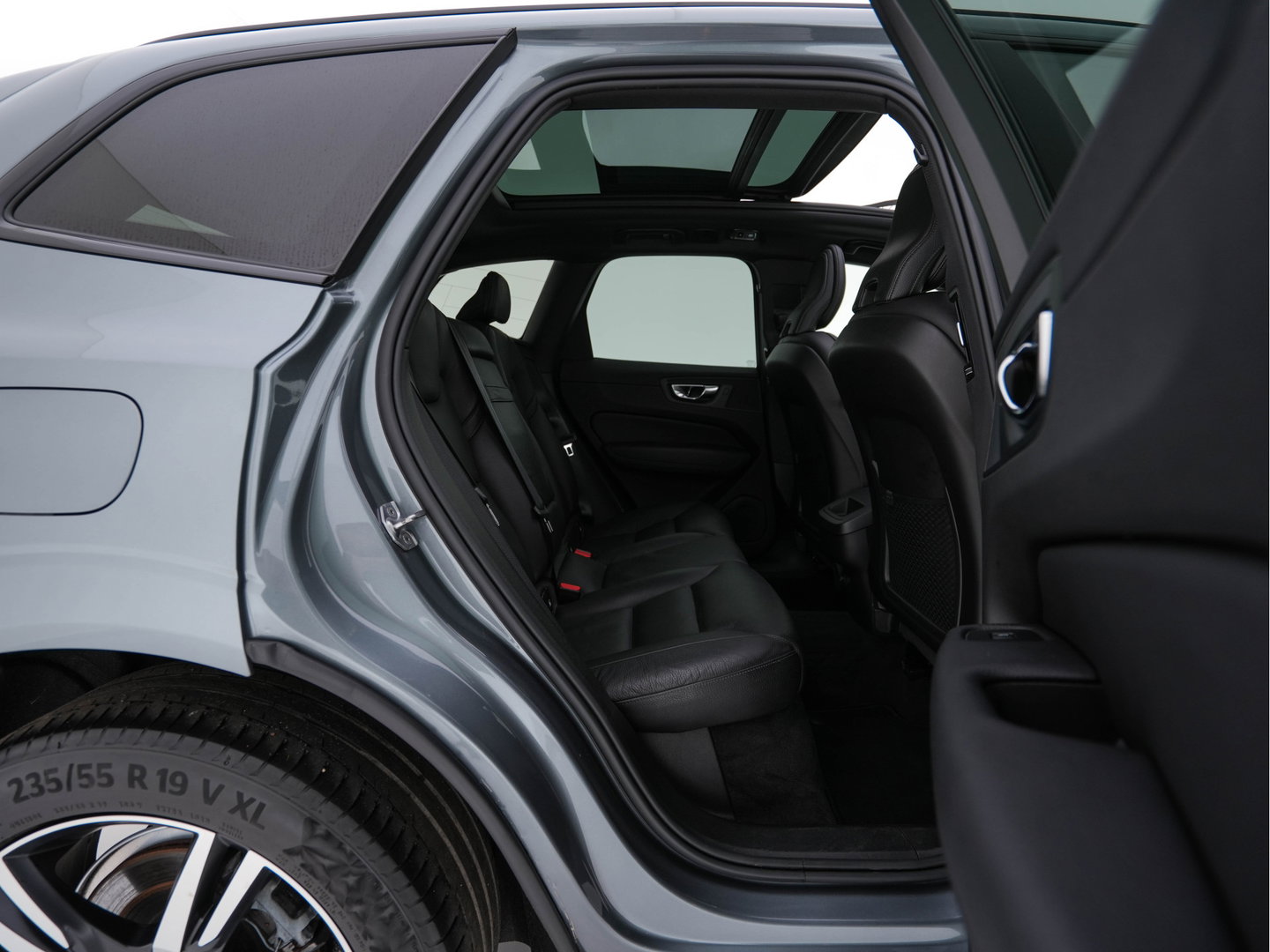 Volvo XC60 2.0 B5 R-Design Business Pro (INCL-BTW) Aut. *PANO | LEATHER | MEMORY-PACK | HEATED-SPORTSEATS | CAMERA | NAVI-FULLMAP | SHIFTPADDLES | PRIVACY-GLASS | AIRSUSPENSION | ECC | PDC | CRUISE | 19''ALU