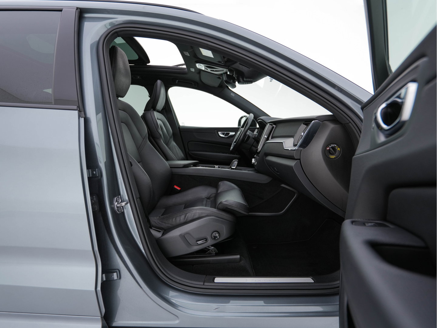 Volvo XC60 2.0 B5 R-Design Business Pro (INCL-BTW) Aut. *PANO | LEATHER | MEMORY-PACK | HEATED-SPORTSEATS | CAMERA | NAVI-FULLMAP | SHIFTPADDLES | PRIVACY-GLASS | AIRSUSPENSION | ECC | PDC | CRUISE | 19''ALU