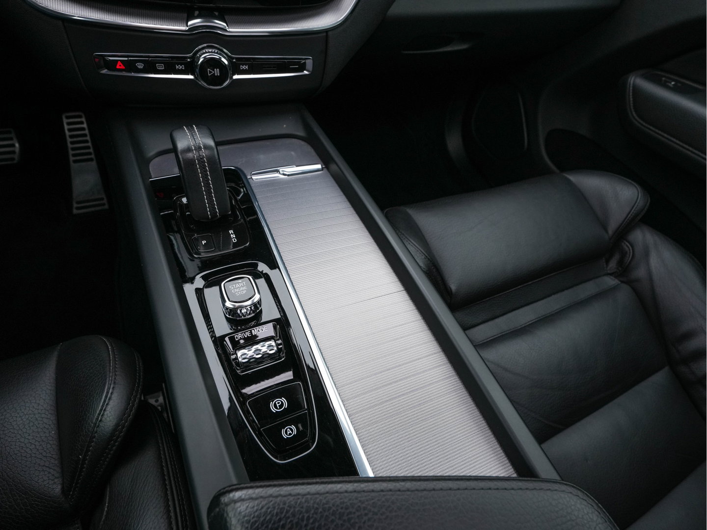 Volvo XC60 2.0 B5 R-Design Business Pro (INCL-BTW) Aut. *PANO | LEATHER | MEMORY-PACK | HEATED-SPORTSEATS | CAMERA | NAVI-FULLMAP | SHIFTPADDLES | PRIVACY-GLASS | AIRSUSPENSION | ECC | PDC | CRUISE | 19''ALU