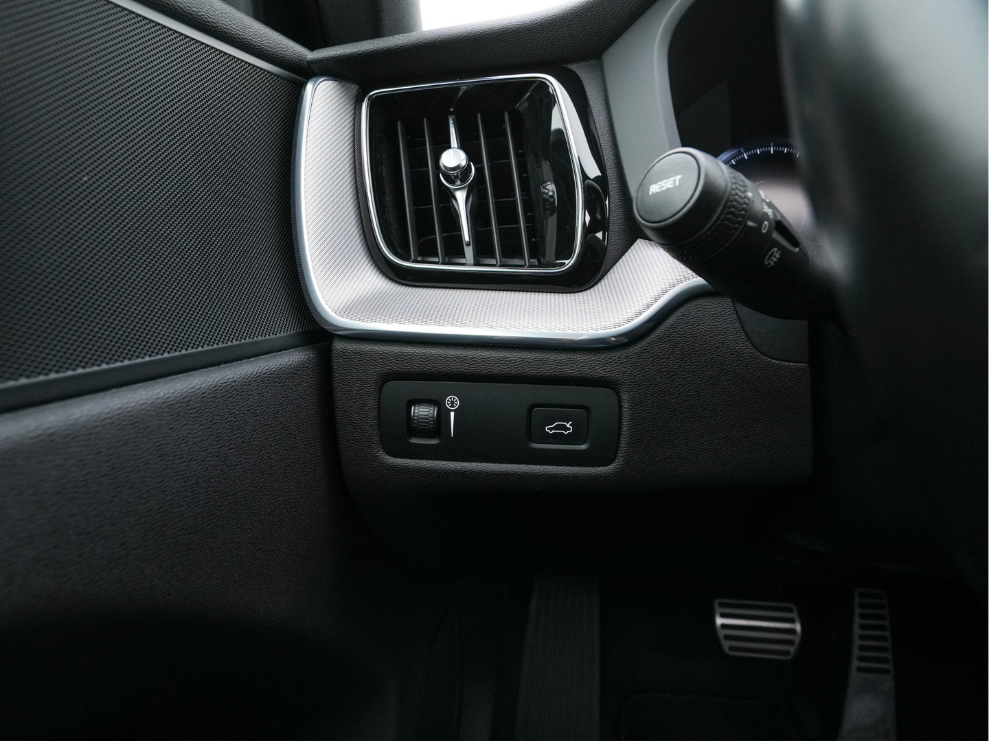 Volvo XC60 2.0 B5 R-Design Business Pro (INCL-BTW) Aut. *PANO | LEATHER | MEMORY-PACK | HEATED-SPORTSEATS | CAMERA | NAVI-FULLMAP | SHIFTPADDLES | PRIVACY-GLASS | AIRSUSPENSION | ECC | PDC | CRUISE | 19''ALU