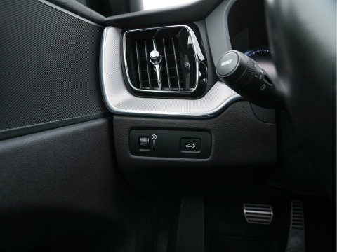 Volvo XC60 2.0 B5 R-Design Business Pro (INCL-BTW) Aut. *PANO | LEATHER | MEMORY-PACK | HEATED-SPORTSEATS | CAMERA | NAVI-FULLMAP | SHIFTPADDLES | PRIVACY-GLASS | AIRSUSPENSION | ECC | PDC | CRUISE | 19''ALU