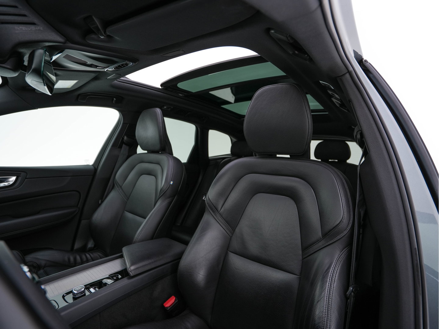 Volvo XC60 2.0 B5 R-Design Business Pro (INCL-BTW) Aut. *PANO | LEATHER | MEMORY-PACK | HEATED-SPORTSEATS | CAMERA | NAVI-FULLMAP | SHIFTPADDLES | PRIVACY-GLASS | AIRSUSPENSION | ECC | PDC | CRUISE | 19''ALU