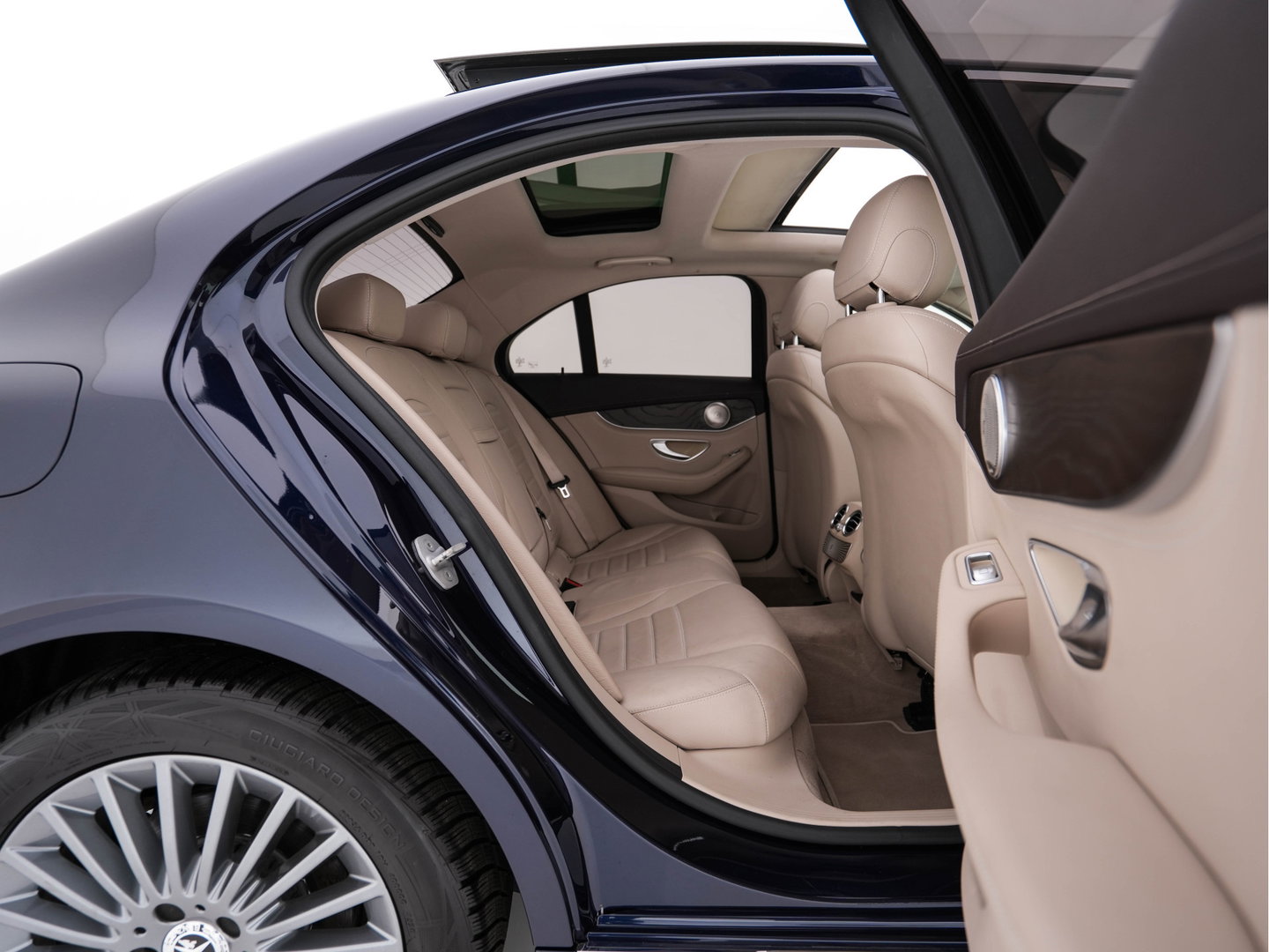 Mercedes-Benz C-Klasse 350 e Lease Edition Aut. *PANO | LUXURY-LEATHER | BURMESTER-AUDIO | FULL-LED | NAVI-FULLMAP | HEATED-SPORTSEATS | CAMERA | AIRMATIC | PRIVACY-GLASS | ECC | CRUISE | KEYLESS | 17''ALU*
