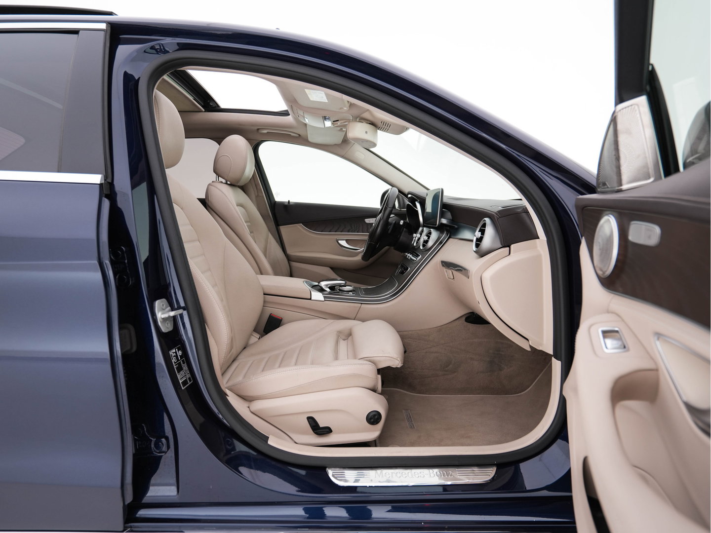 Mercedes-Benz C-Klasse 350 e Lease Edition Aut. *PANO | LUXURY-LEATHER | BURMESTER-AUDIO | FULL-LED | NAVI-FULLMAP | HEATED-SPORTSEATS | CAMERA | AIRMATIC | PRIVACY-GLASS | ECC | CRUISE | KEYLESS | 17''ALU*