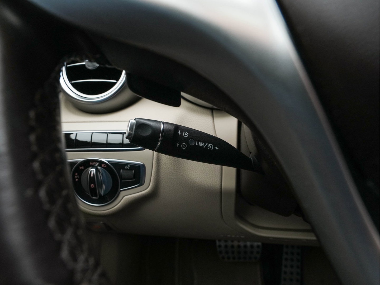 Mercedes-Benz C-Klasse 350 e Lease Edition Aut. *PANO | LUXURY-LEATHER | BURMESTER-AUDIO | FULL-LED | NAVI-FULLMAP | HEATED-SPORTSEATS | CAMERA | AIRMATIC | PRIVACY-GLASS | ECC | CRUISE | KEYLESS | 17''ALU*