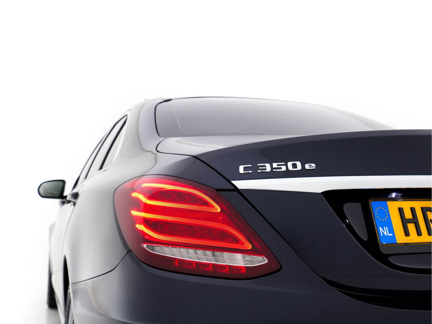 Mercedes-Benz C-Klasse 350 e Lease Edition Aut. *PANO | LUXURY-LEATHER | BURMESTER-AUDIO | FULL-LED | NAVI-FULLMAP | HEATED-SPORTSEATS | CAMERA | AIRMATIC | PRIVACY-GLASS | ECC | CRUISE | KEYLESS | 17''ALU*