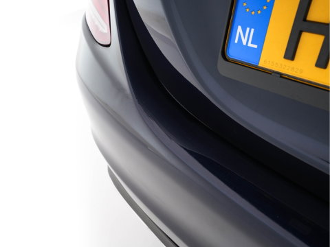 Mercedes-Benz C-Klasse 350 e Lease Edition Aut. *PANO | LUXURY-LEATHER | BURMESTER-AUDIO | FULL-LED | NAVI-FULLMAP | HEATED-SPORTSEATS | CAMERA | AIRMATIC | PRIVACY-GLASS | ECC | CRUISE | KEYLESS | 17''ALU*