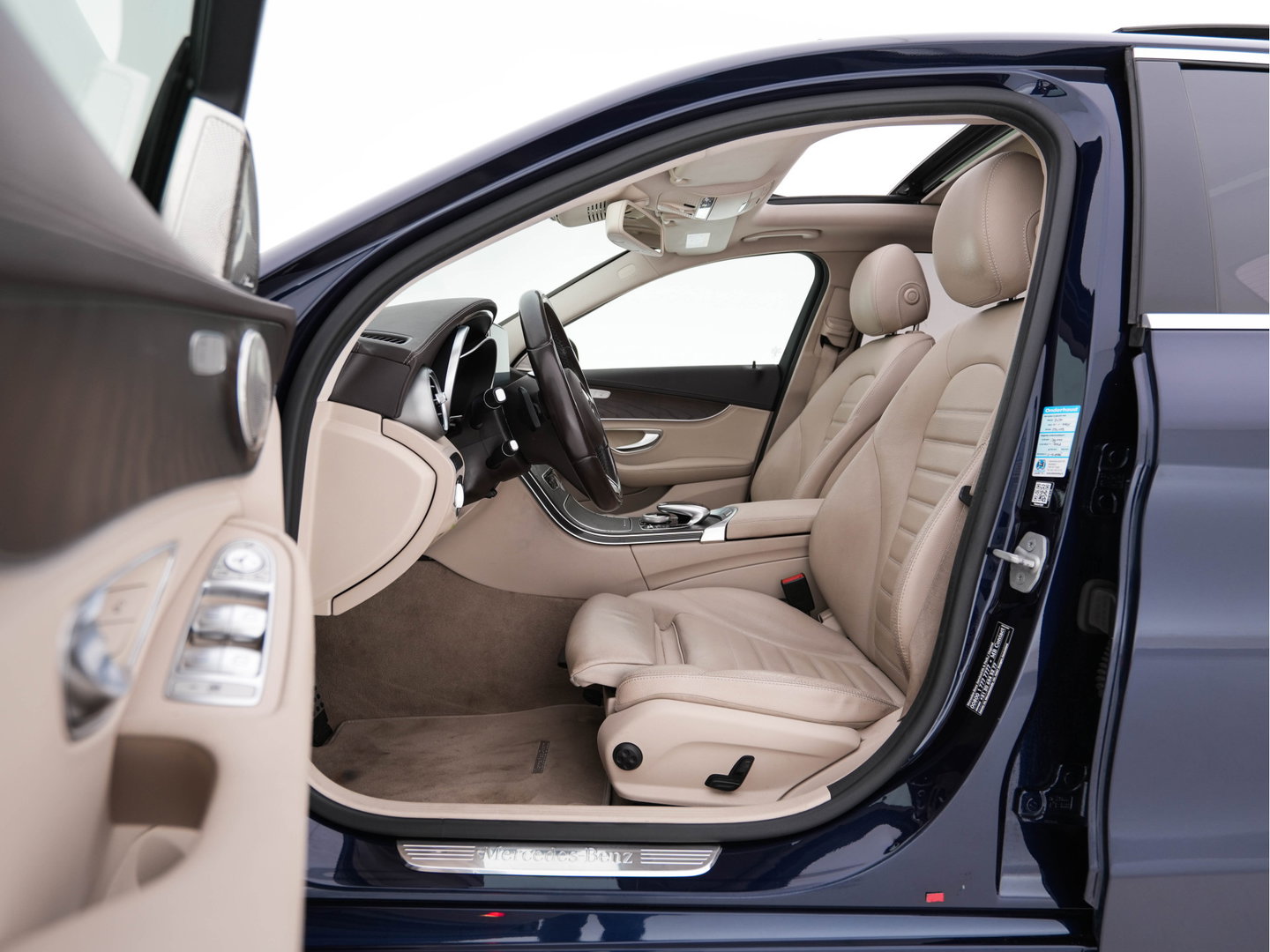 Mercedes-Benz C-Klasse 350 e Lease Edition Aut. *PANO | LUXURY-LEATHER | BURMESTER-AUDIO | FULL-LED | NAVI-FULLMAP | HEATED-SPORTSEATS | CAMERA | AIRMATIC | PRIVACY-GLASS | ECC | CRUISE | KEYLESS | 17''ALU*