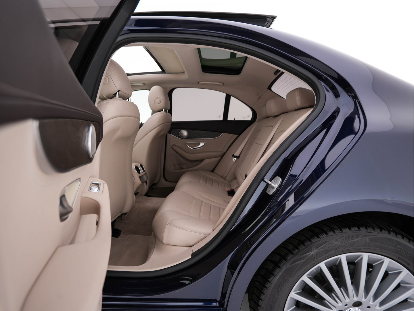 Mercedes-Benz C-Klasse 350 e Lease Edition Aut. *PANO | LUXURY-LEATHER | BURMESTER-AUDIO | FULL-LED | NAVI-FULLMAP | HEATED-SPORTSEATS | CAMERA | AIRMATIC | PRIVACY-GLASS | ECC | CRUISE | KEYLESS | 17''ALU*