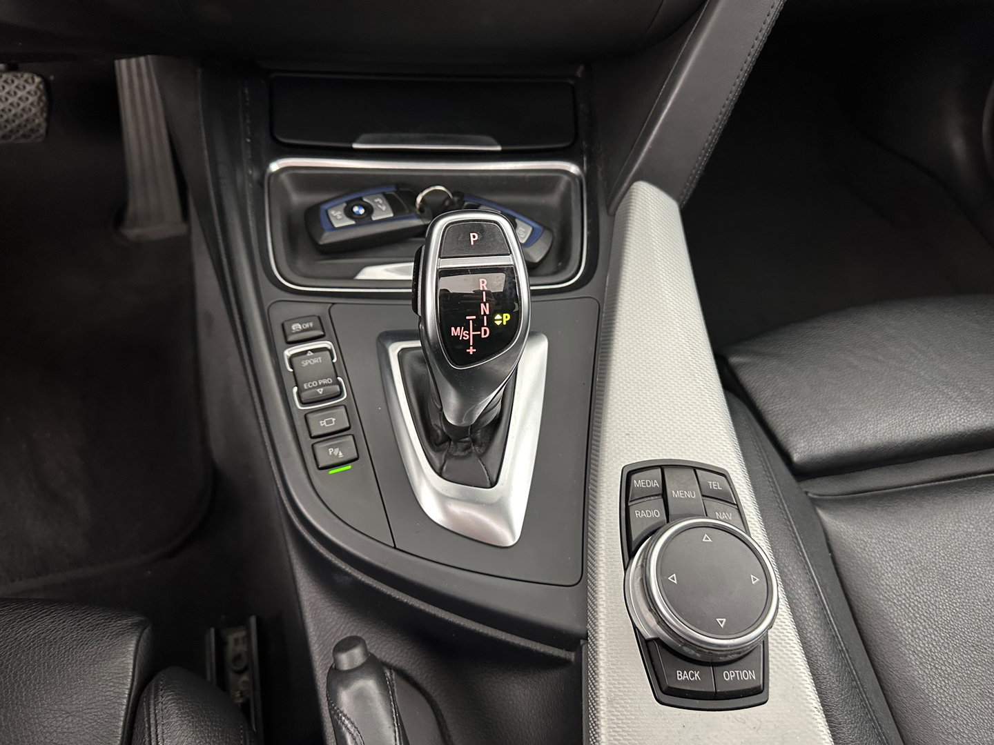 BMW 3 Serie 330D M-Sportpack High Executive Aut. *PANO | LEATHER | XENON | HARMAN/KARDON | MEMORY-PACK | BLINDSPOT | HEATED-SPORTSEATS | CAMERA | DAB | KEYLESS | ECC | HEAD-UP | PDC | ADAPTIVE-CRUISE | SHIFTPADDLES | TOWBAR |  18''ALU