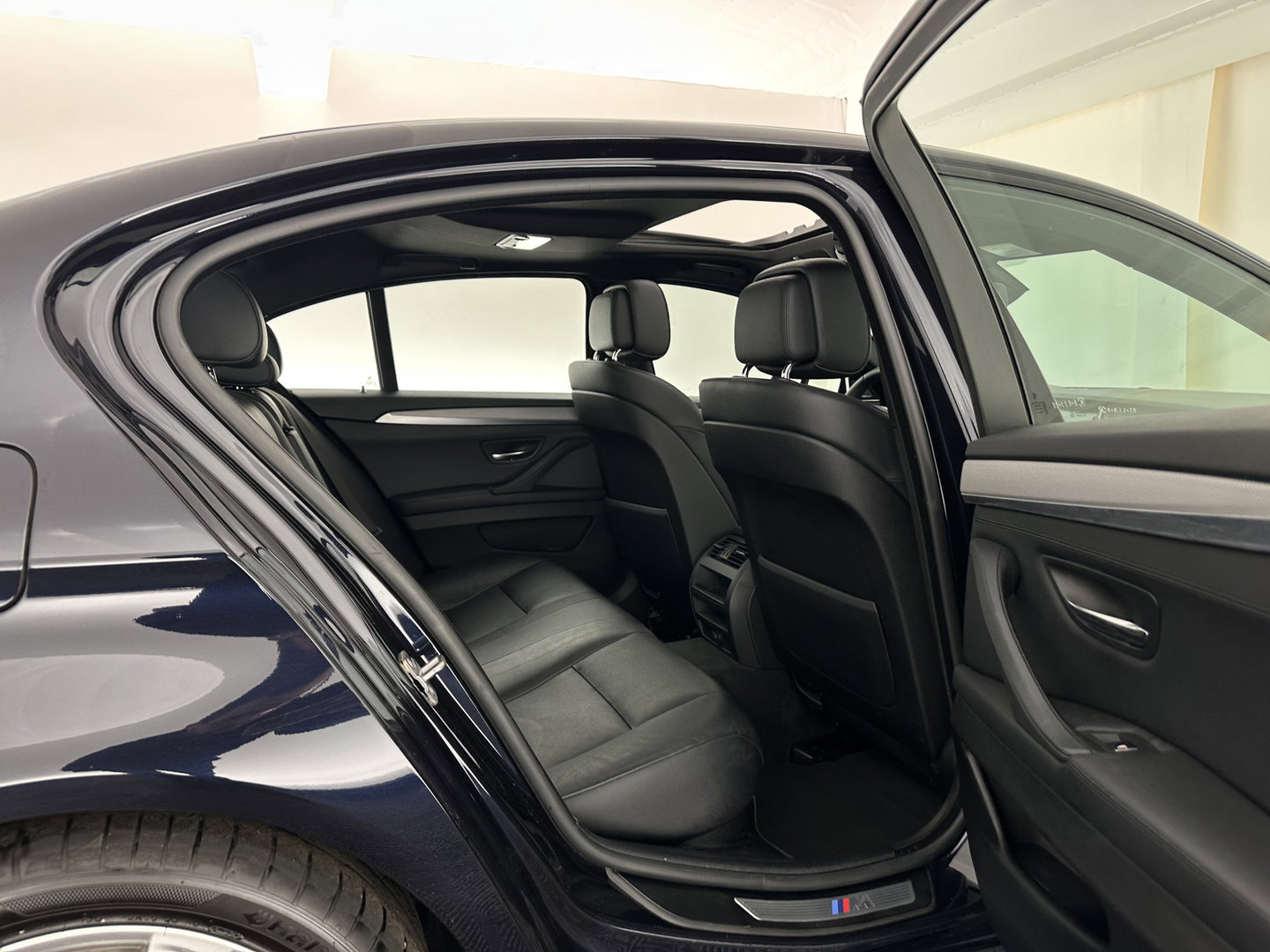 BMW 5 Serie 520i M-Sportpack High Executive Aut. *PANO | LEATHER | XENON | HARMAN/KARDON | HEATED-SPORTSEATS | NAVI-FULLMAP | PRIVACY-GLASS | SHIFTPADDLES | ECC | PDC | CRUISE | 18''ALU*