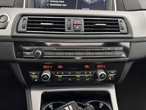 BMW 5 Serie 520i M-Sportpack High Executive Aut. *PANO | LEATHER | XENON | HARMAN/KARDON | HEATED-SPORTSEATS | NAVI-FULLMAP | PRIVACY-GLASS | SHIFTPADDLES | ECC | PDC | CRUISE | 18''ALU*