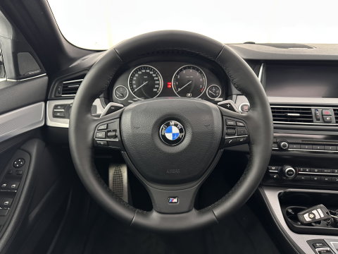 BMW 5 Serie 520i M-Sportpack High Executive Aut. *PANO | LEATHER | XENON | HARMAN/KARDON | HEATED-SPORTSEATS | NAVI-FULLMAP | PRIVACY-GLASS | SHIFTPADDLES | ECC | PDC | CRUISE | 18''ALU*