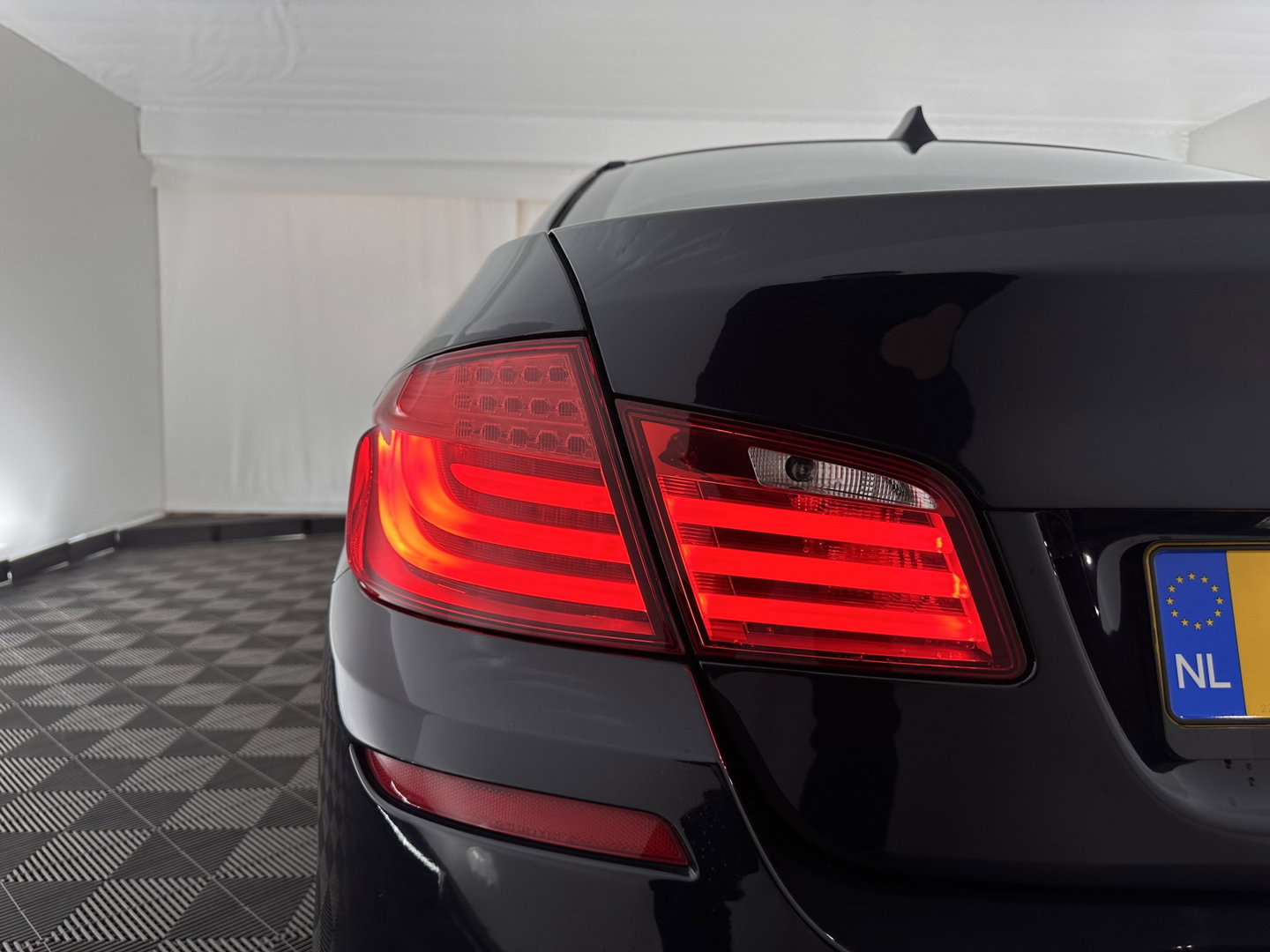 BMW 5 Serie 520i M-Sportpack High Executive Aut. *PANO | LEATHER | XENON | HARMAN/KARDON | HEATED-SPORTSEATS | NAVI-FULLMAP | PRIVACY-GLASS | SHIFTPADDLES | ECC | PDC | CRUISE | 18''ALU*