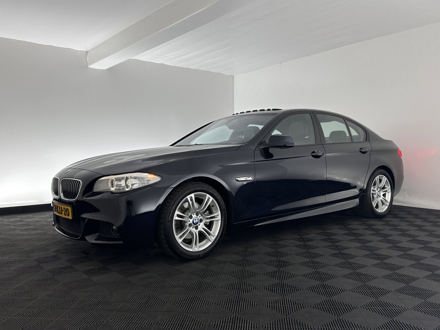 BMW 5 Serie 520i M-Sportpack High Executive Aut. *PANO | LEATHER | XENON | HARMAN/KARDON | HEATED-SPORTSEATS | NAVI-FULLMAP | PRIVACY-GLASS | SHIFTPADDLES | ECC | PDC | CRUISE | 18''ALU*