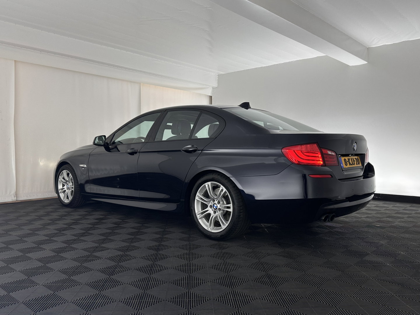 BMW 5 Serie 520i M-Sportpack High Executive Aut. *PANO | LEATHER | XENON | HARMAN/KARDON | HEATED-SPORTSEATS | NAVI-FULLMAP | PRIVACY-GLASS | SHIFTPADDLES | ECC | PDC | CRUISE | 18''ALU*