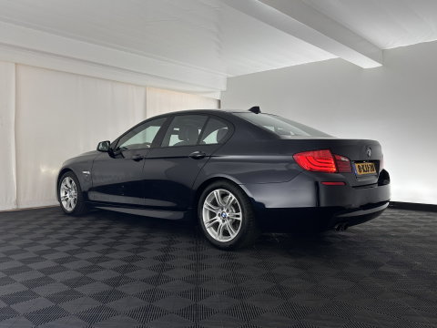 BMW 5 Serie 520i M-Sportpack High Executive Aut. *PANO | LEATHER | XENON | HARMAN/KARDON | HEATED-SPORTSEATS | NAVI-FULLMAP | PRIVACY-GLASS | SHIFTPADDLES | ECC | PDC | CRUISE | 18''ALU*