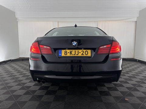BMW 5 Serie 520i M-Sportpack High Executive Aut. *PANO | LEATHER | XENON | HARMAN/KARDON | HEATED-SPORTSEATS | NAVI-FULLMAP | PRIVACY-GLASS | SHIFTPADDLES | ECC | PDC | CRUISE | 18''ALU*
