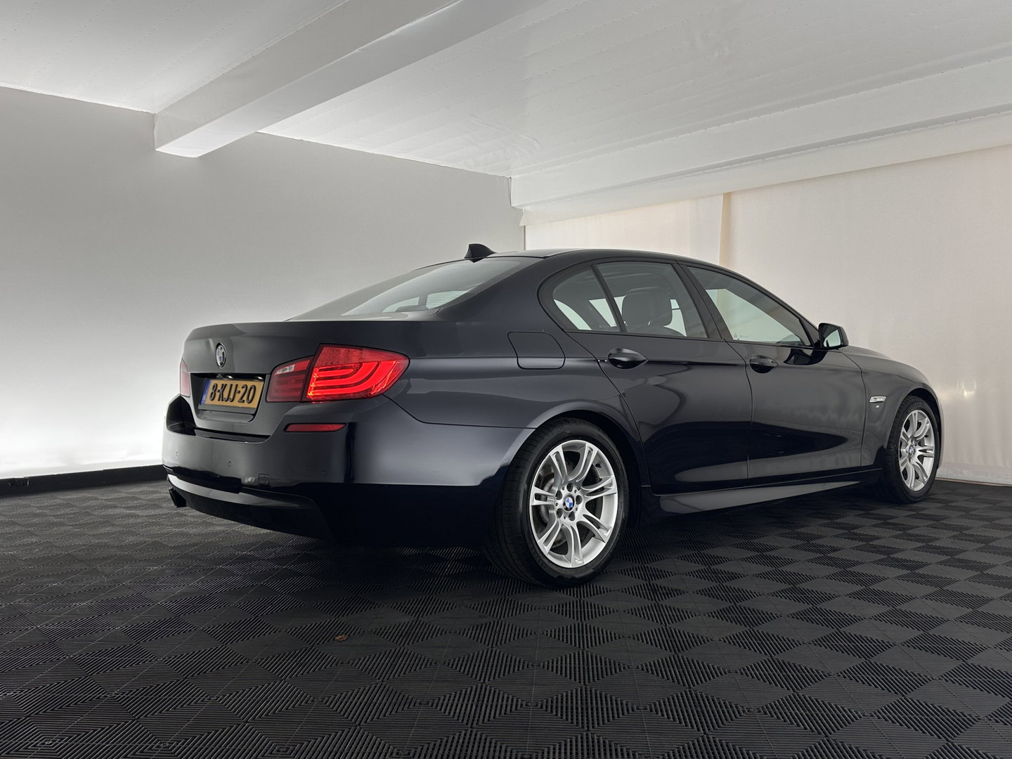 BMW 5 Serie 520i M-Sportpack High Executive Aut. *PANO | LEATHER | XENON | HARMAN/KARDON | HEATED-SPORTSEATS | NAVI-FULLMAP | PRIVACY-GLASS | SHIFTPADDLES | ECC | PDC | CRUISE | 18''ALU*