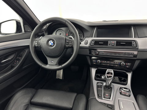 BMW 5 Serie 520i M-Sportpack High Executive Aut. *PANO | LEATHER | XENON | HARMAN/KARDON | HEATED-SPORTSEATS | NAVI-FULLMAP | PRIVACY-GLASS | SHIFTPADDLES | ECC | PDC | CRUISE | 18''ALU*