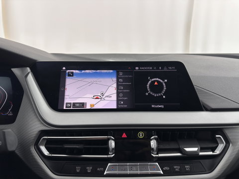 BMW 1-serie 116D Executive Edition *DIGI-COCKPIT | FULL-LED | NAVI-FULLMAP | AMBIENTLIGHT | CRUISE | KEYLESS | PRIVACY-GLASS | ECC | PDC | 16"ALU*