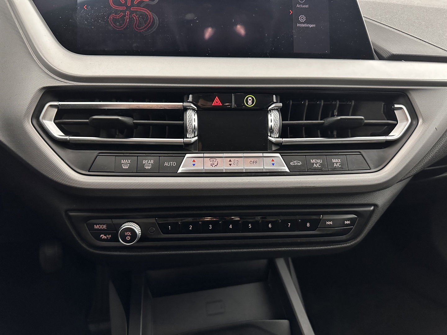 BMW 1-serie 116D Executive Edition *DIGI-COCKPIT | FULL-LED | NAVI-FULLMAP | AMBIENTLIGHT | CRUISE | KEYLESS | PRIVACY-GLASS | ECC | PDC | 16"ALU*