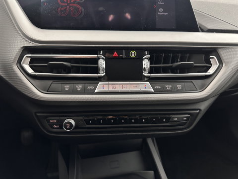 BMW 1-serie 116D Executive Edition *DIGI-COCKPIT | FULL-LED | NAVI-FULLMAP | AMBIENTLIGHT | CRUISE | KEYLESS | PRIVACY-GLASS | ECC | PDC | 16"ALU*