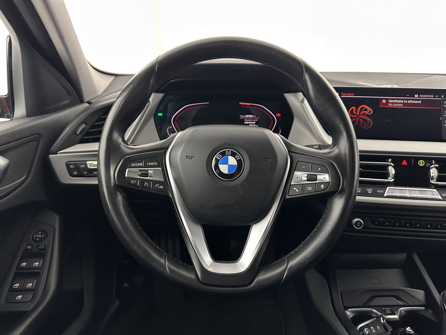 BMW 1-serie 116D Executive Edition *DIGI-COCKPIT | FULL-LED | NAVI-FULLMAP | AMBIENTLIGHT | CRUISE | KEYLESS | PRIVACY-GLASS | ECC | PDC | 16"ALU*